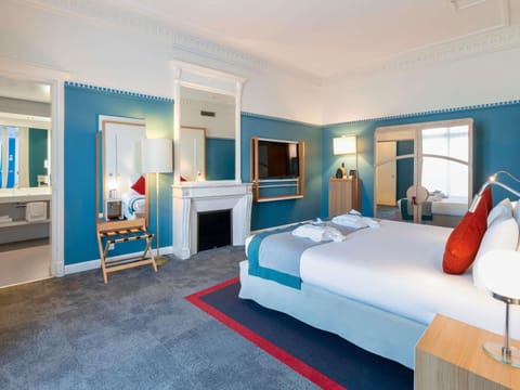 Suite, 1 Queen Bed | Premium bedding, pillowtop beds, in-room safe, blackout drapes