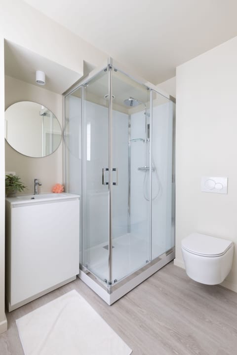 Family Room | Bathroom | Shower, towels