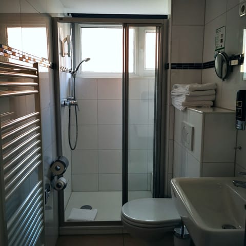 Basic Double Room | Bathroom | Hair dryer, towels