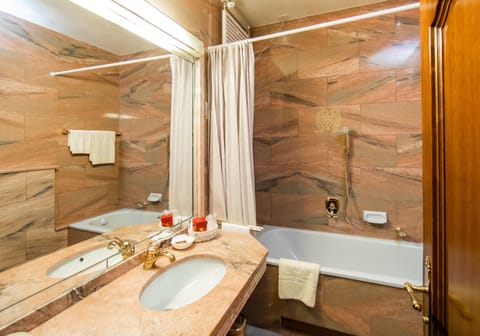 Standard Double Room | Bathroom | Bathtub, free toiletries, hair dryer, slippers