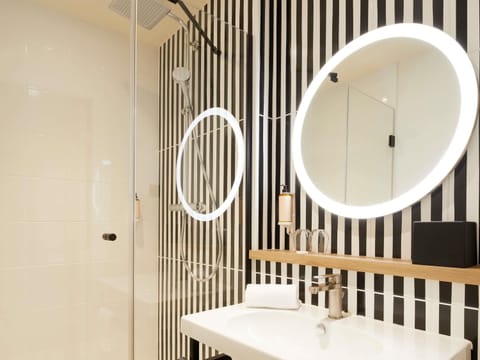 Classic Room, 2 Twin Beds | Free minibar, in-room safe, blackout drapes, soundproofing