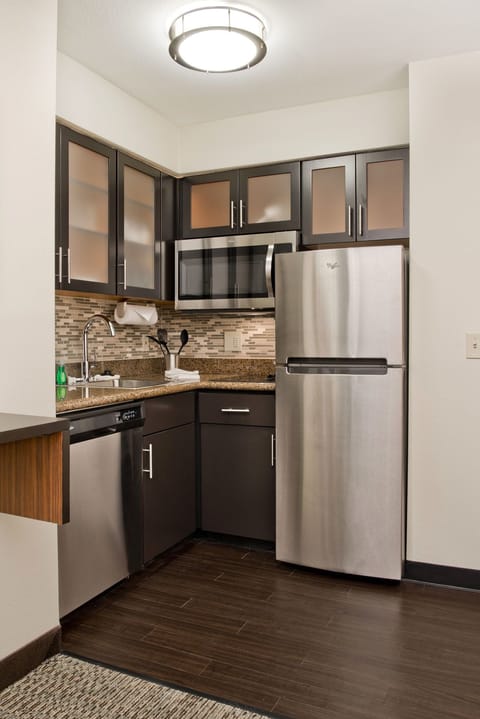 Full-size fridge, microwave, stovetop, dishwasher