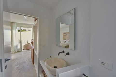 Luxury Double Room | Bathroom | Shower, rainfall showerhead, free toiletries, hair dryer