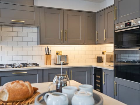 Cottage | Private kitchen | Fridge, dishwasher, cookware/dishes/utensils