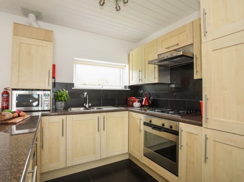 Cottage | Private kitchen | Fridge, dishwasher, electric kettle, cookware/dishes/utensils