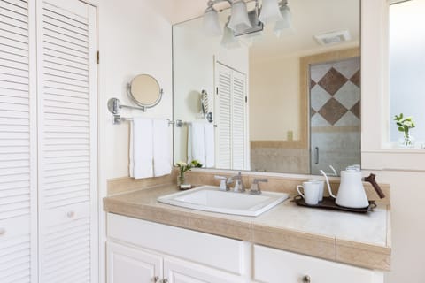 Superior Suite, Ocean View | Bathroom | Free toiletries, hair dryer, bathrobes, towels