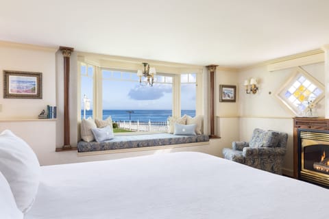 Premium Room, 1 King Bed, Sea View | Hypo-allergenic bedding, free WiFi, bed sheets