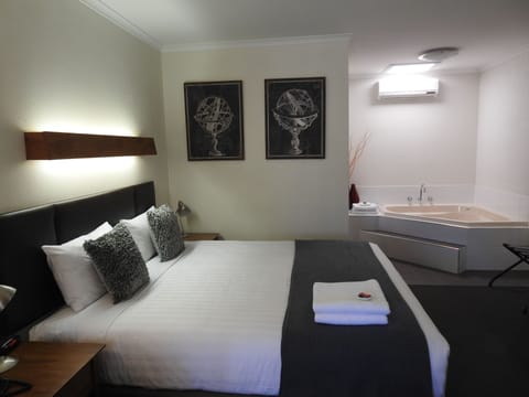 Premium Suite, 1 King Bed, Jetted Tub | 1 bedroom, Egyptian cotton sheets, pillowtop beds, minibar