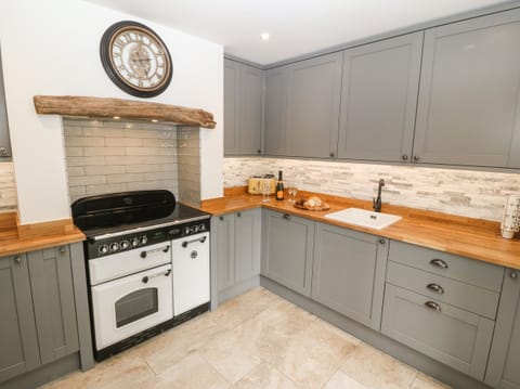 Cottage | Private kitchen | Fridge, dishwasher, electric kettle, toaster