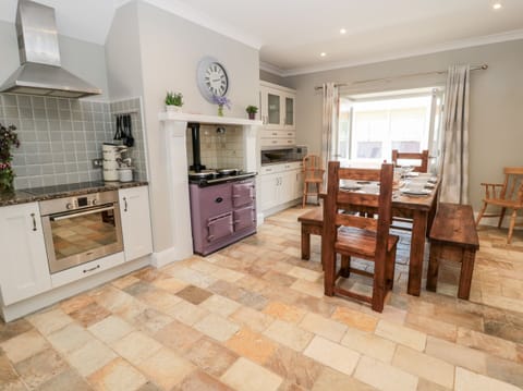Cottage | Private kitchen | Fridge, dishwasher, electric kettle, toaster