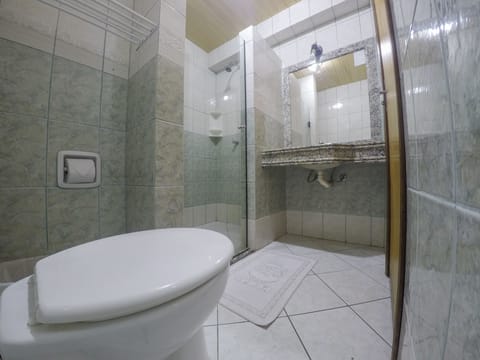 Quadruple Room (1 cama de casal e 2 camas solteiro) | Bathroom | Shower, bidet, towels