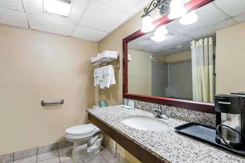 Room, 2 Queen Beds, Accessible, Non Smoking | Bathroom | Combined shower/tub, towels