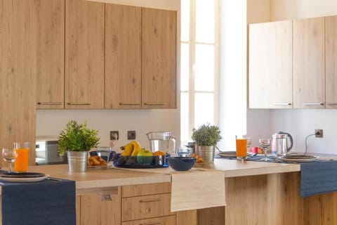 Full-size fridge, microwave, oven, stovetop