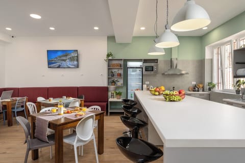 Full-size fridge, microwave, oven, stovetop