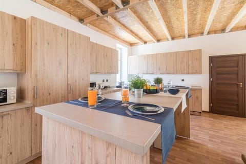 Full-size fridge, microwave, oven, stovetop