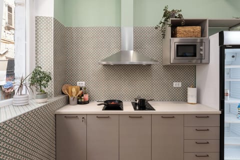 Full-size fridge, microwave, oven, stovetop