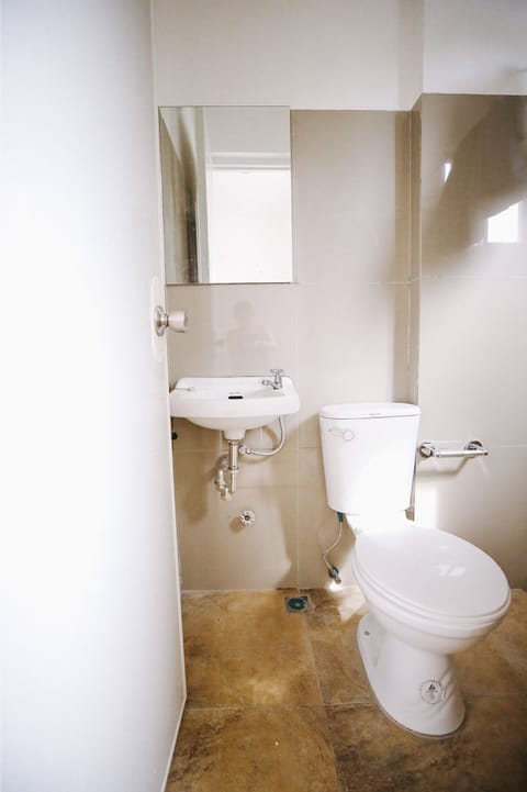 Standard Twin Room | Bathroom | Shower, rainfall showerhead, free toiletries, towels