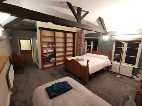 Apartment | 6 bedrooms, iron/ironing board, free WiFi, bed sheets