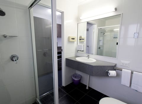 Executive Twin Room, Multiple Beds | Bathroom | Shower, free toiletries, hair dryer, towels