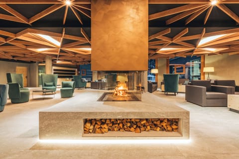 2 bars/lounges