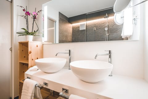 Mordernes Familienzimmer | Bathroom | Hair dryer, towels