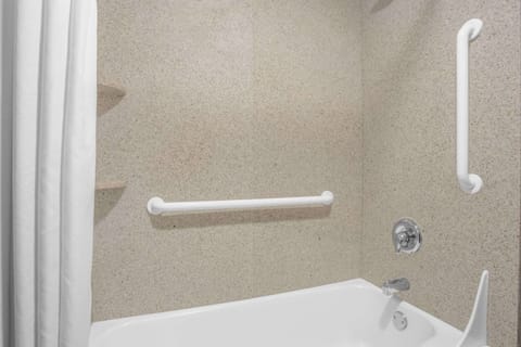 Combined shower/tub, hair dryer, towels