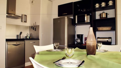 Family Apartment (6 people), 2 Bedrooms, City View | In-room dining