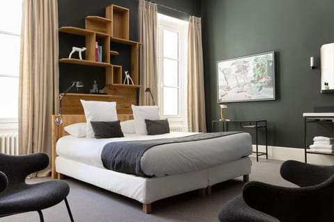 Standard Room, 1 King Bed, Garden View | Property amenity