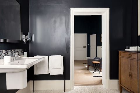 Standard Room, 1 King Bed, Garden View | Bathroom | Designer toiletries, hair dryer, bathrobes, slippers