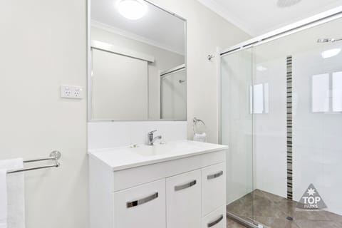 Deluxe Studio Cabin | Bathroom | Shower, free toiletries, hair dryer, towels