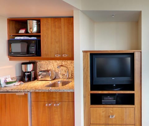 Standard Studio Suite | Private kitchenette | Fridge, microwave, coffee/tea maker, electric kettle