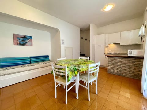 Villa, 2 Bedrooms, Balcony, Garden View | Dining room