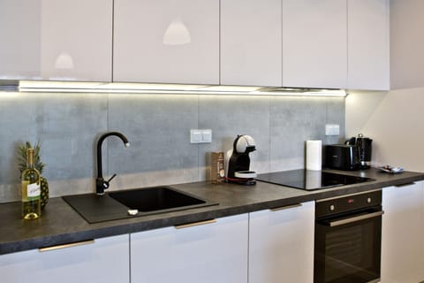 Deluxe Apartment | Private kitchenette | Oven, stovetop, dishwasher, cookware/dishes/utensils