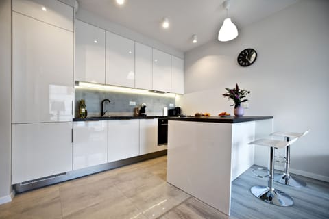 Deluxe Apartment | Private kitchenette | Oven, stovetop, dishwasher, cookware/dishes/utensils