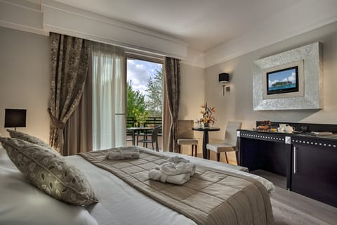 Minibar, in-room safe, desk, laptop workspace