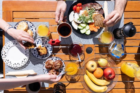 Daily cooked-to-order breakfast (EUR 10.00 per person)