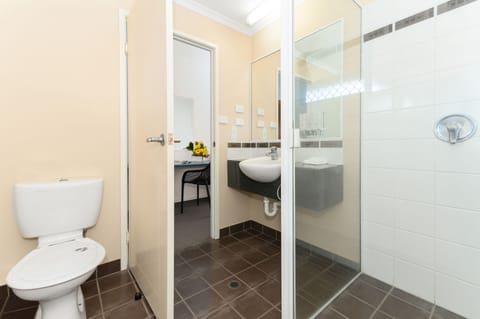 Executive Double Room | Bathroom | Shower, free toiletries, hair dryer, towels