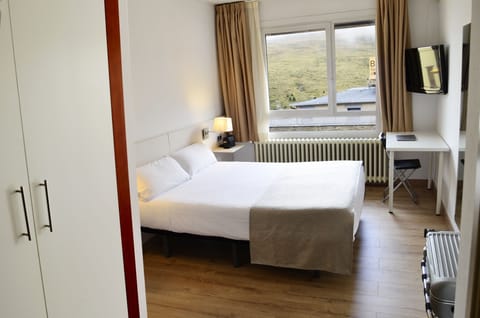 Deluxe Double or Twin Room | Hypo-allergenic bedding, desk, laptop workspace, free WiFi