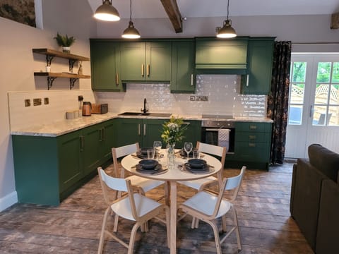 Traditional Cottage, Private Bathroom | Shared kitchen