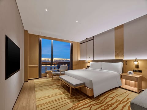 Deluxe Suite, 1 King Bed | 1 bedroom, minibar, in-room safe, desk