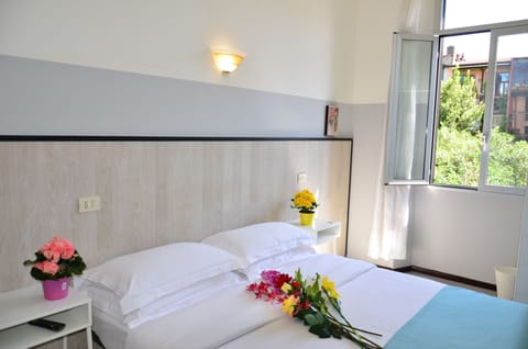 Business Double or Twin Room, 1 Bedroom | Minibar, iron/ironing board, free WiFi, bed sheets