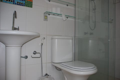 Suite | Bathroom | Shower, free toiletries, hair dryer