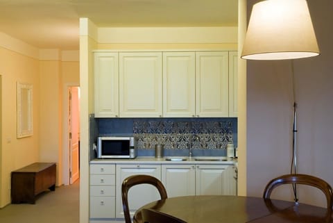 Deluxe Apartment, 2 Bedrooms | Private kitchenette | Fridge, microwave, oven, stovetop