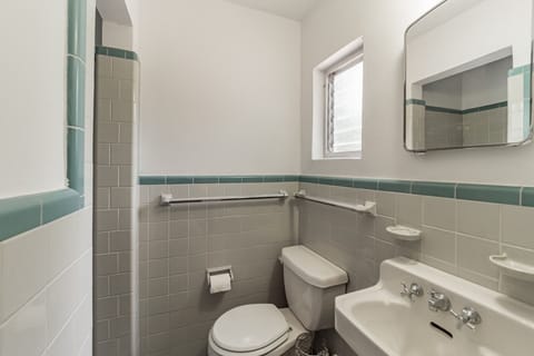 Apartment, 1 Bedroom | Bathroom | Towels, shampoo