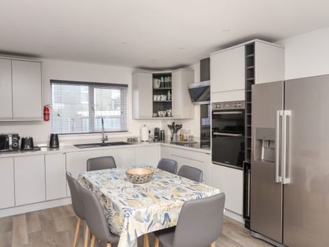 Cottage | Private kitchen | Fridge, dishwasher, electric kettle, toaster