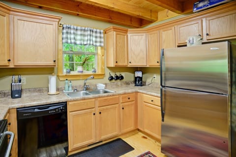 Cabin, 3 Bedrooms | Private kitchen | Fridge, microwave, oven, dishwasher