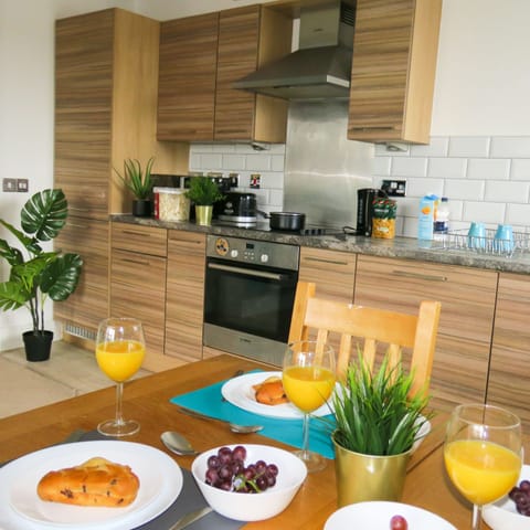 City Apartment | Private kitchen | Full-size fridge, microwave, oven, stovetop