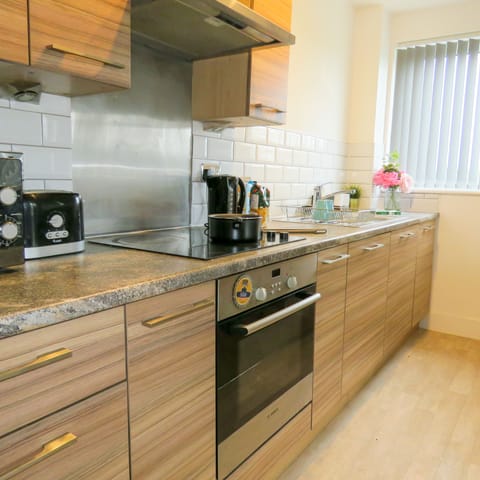 City Apartment | Private kitchen | Full-size fridge, microwave, oven, stovetop