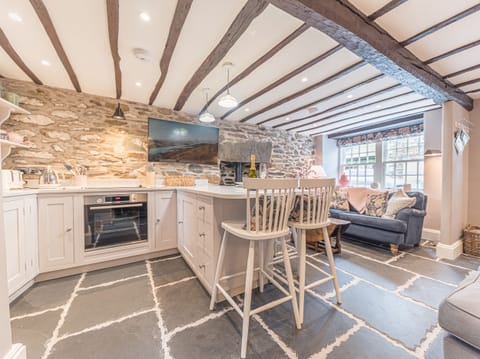 Cottage | Private kitchen | Fridge, dishwasher, cookware/dishes/utensils