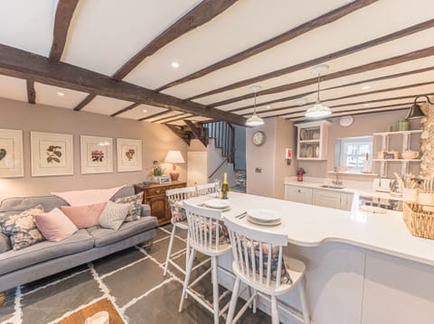 Cottage | 2 bedrooms, individually decorated, individually furnished, free WiFi